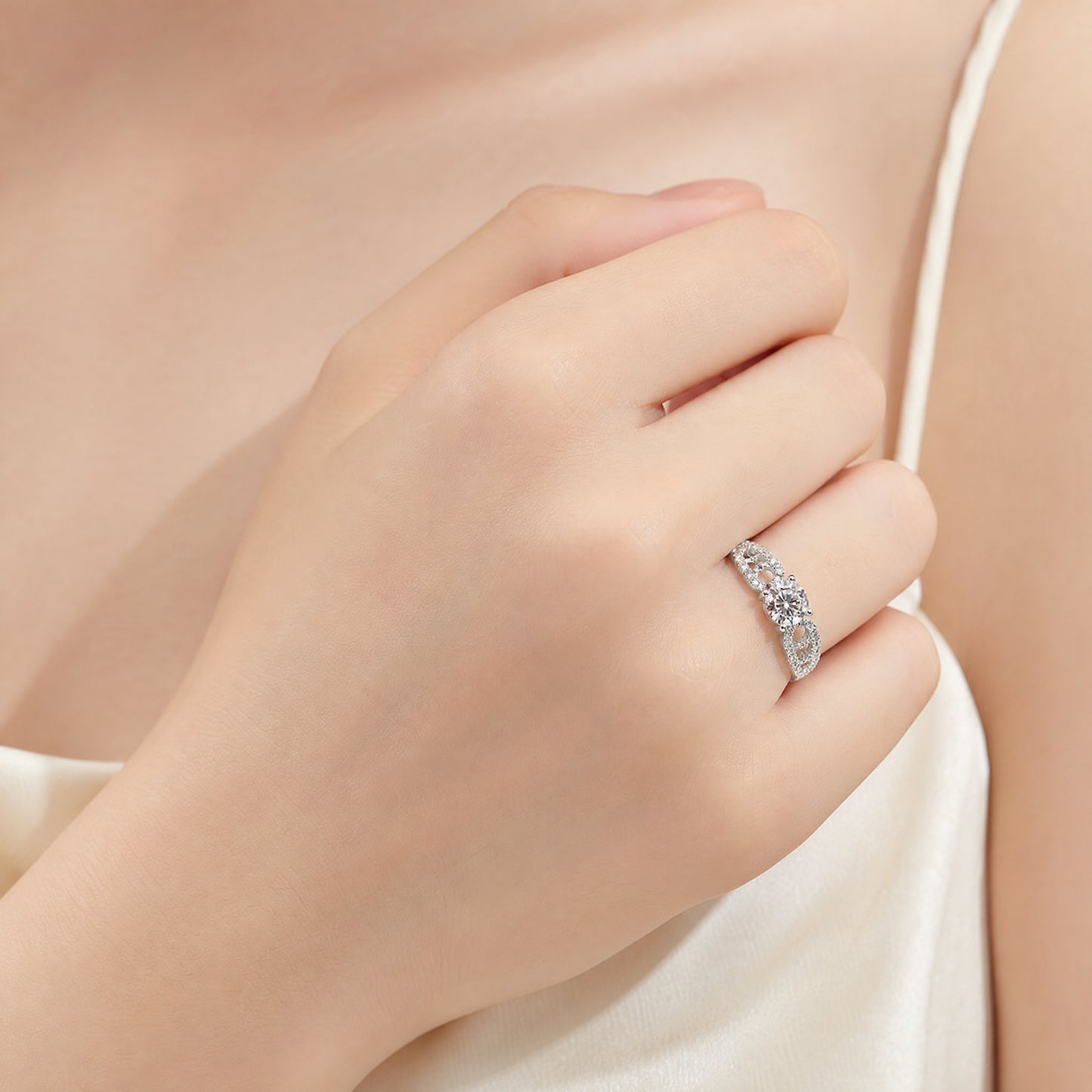 18K White Gold Diamond Pavé Ring - Model Macro